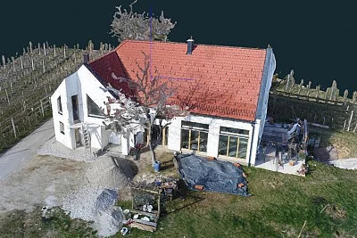 Point cloud of a white house with red roof and vineyard