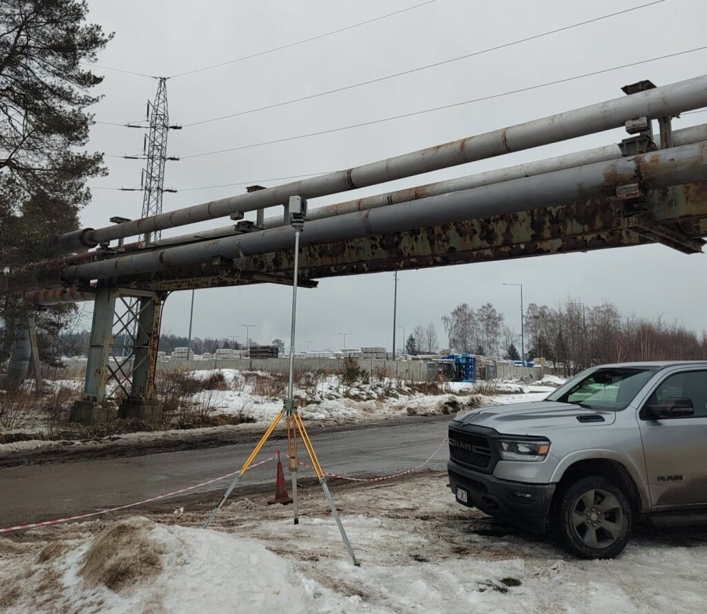 Scanning using the extension to the heavy-duty elevating tripod for safety inspection purposes.